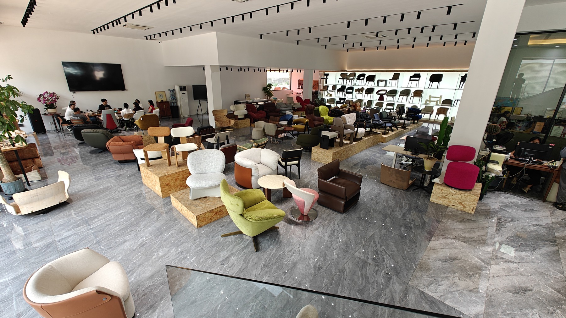 DALI showroom display with modern chairs using curved plywood furniture parts