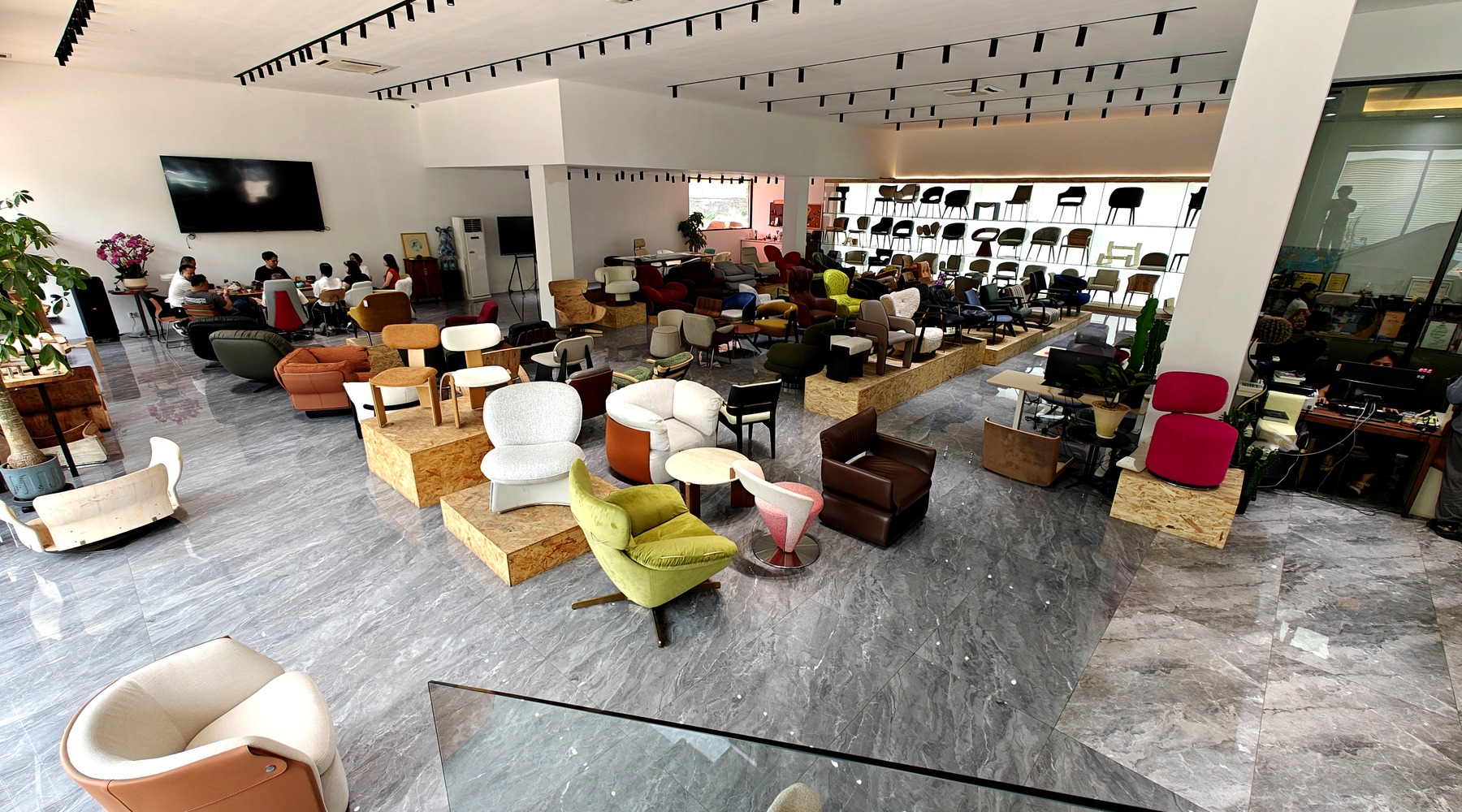 DALI Wood showroom displaying bent plywood and molded plywood furniture applications.